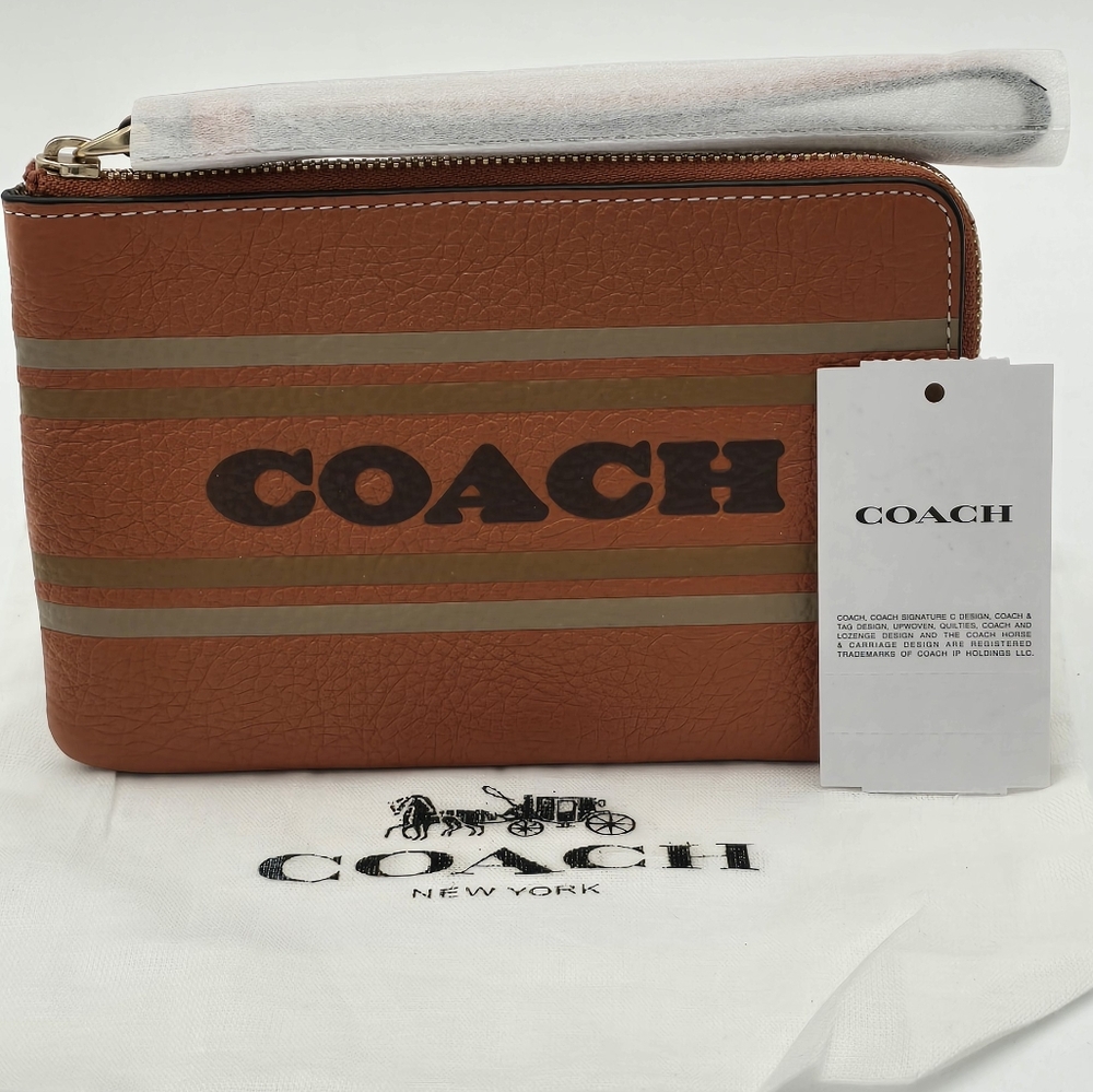 💥NWT💥 Coach Pebbled Leather "COACH" Wristlet
